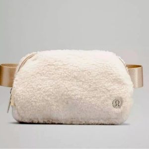Lululemon everywhere fleece belt bag